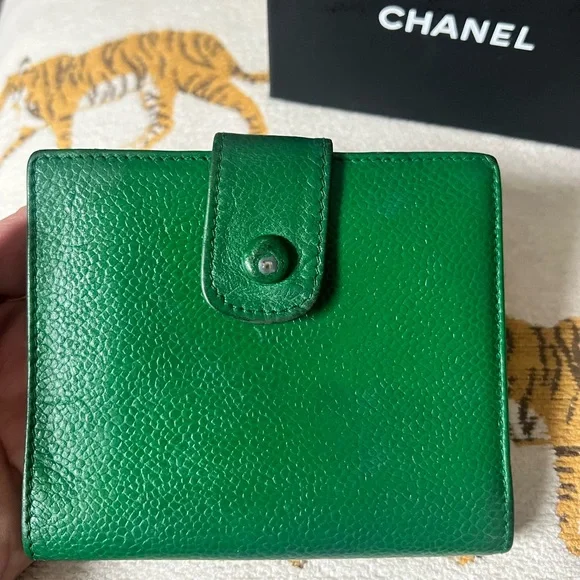 CHANEL rare colorway Green compact wallet - Picture 6 of 12